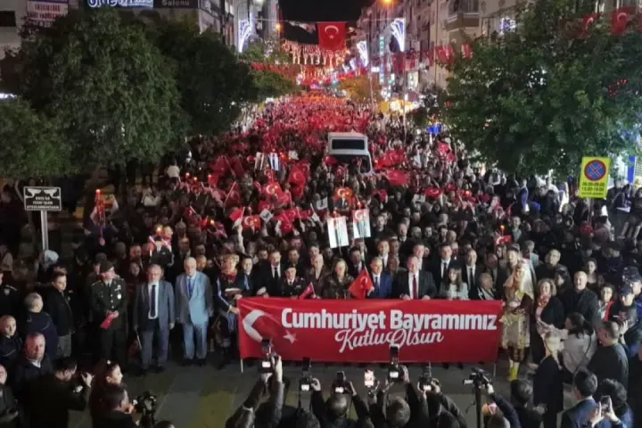 Cumhuriyet Bayramı Coşkusu Manisa Sokaklarını Sardı