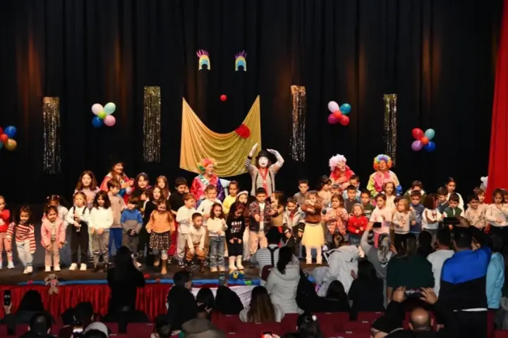 Balıkesir'deki Tiyatro Sahnesi Hem Çocukları Hem Yetişkinleri Buluşturdu