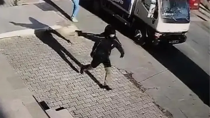 Arnavutköy’de korku dolu anlar: 14 yaşındaki çocuk marketi kurşunladı