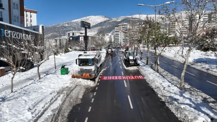 Büyükşehir Belediyesi Araç ve Yaya Trafiğine 24 Saat Müdahale Ediyor