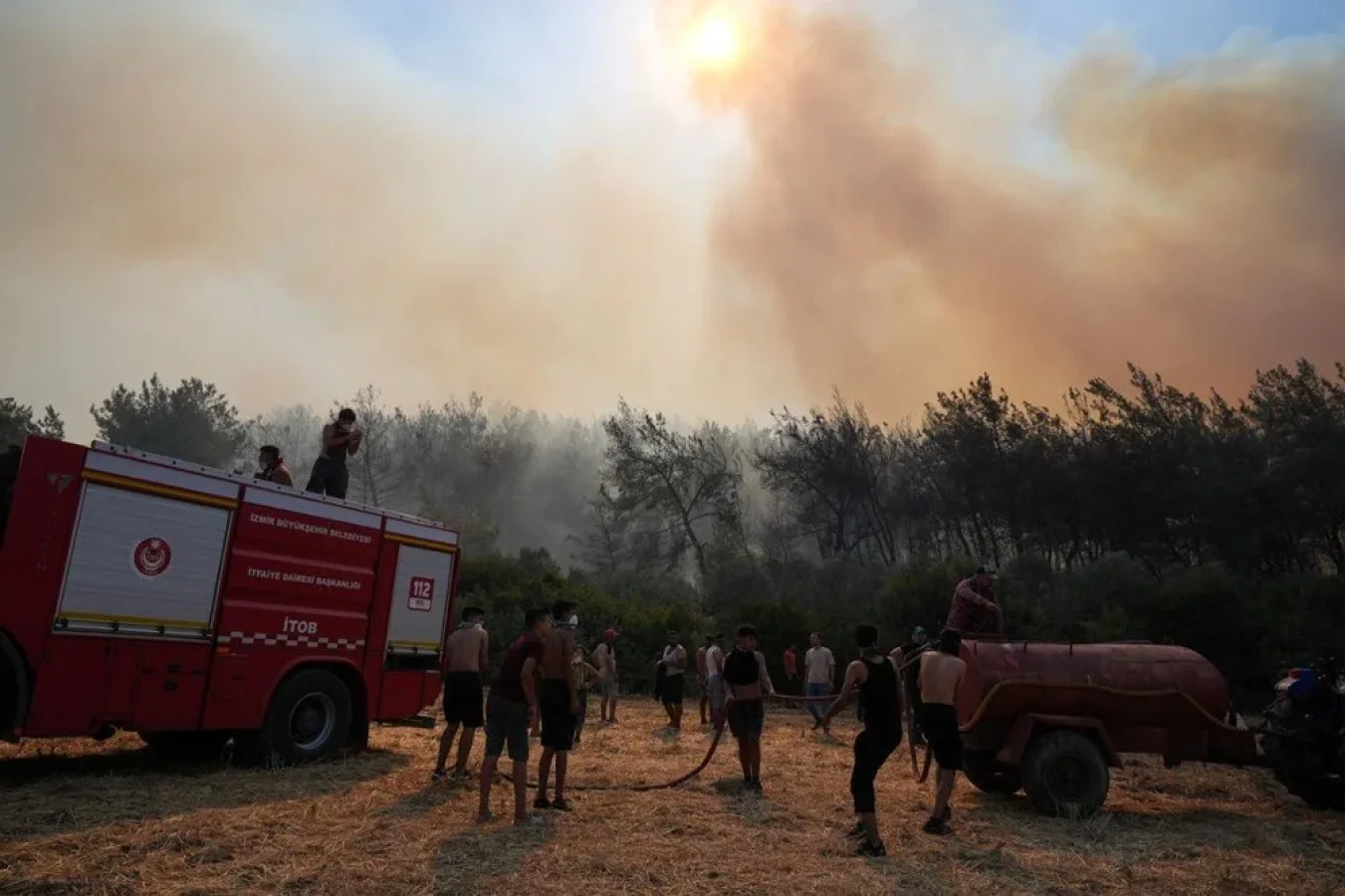 İzmir'de Orman Yangınları: 3 İlçede Alevler, 1 Mahalle Tahliye Edildi, Yollar Kapandı