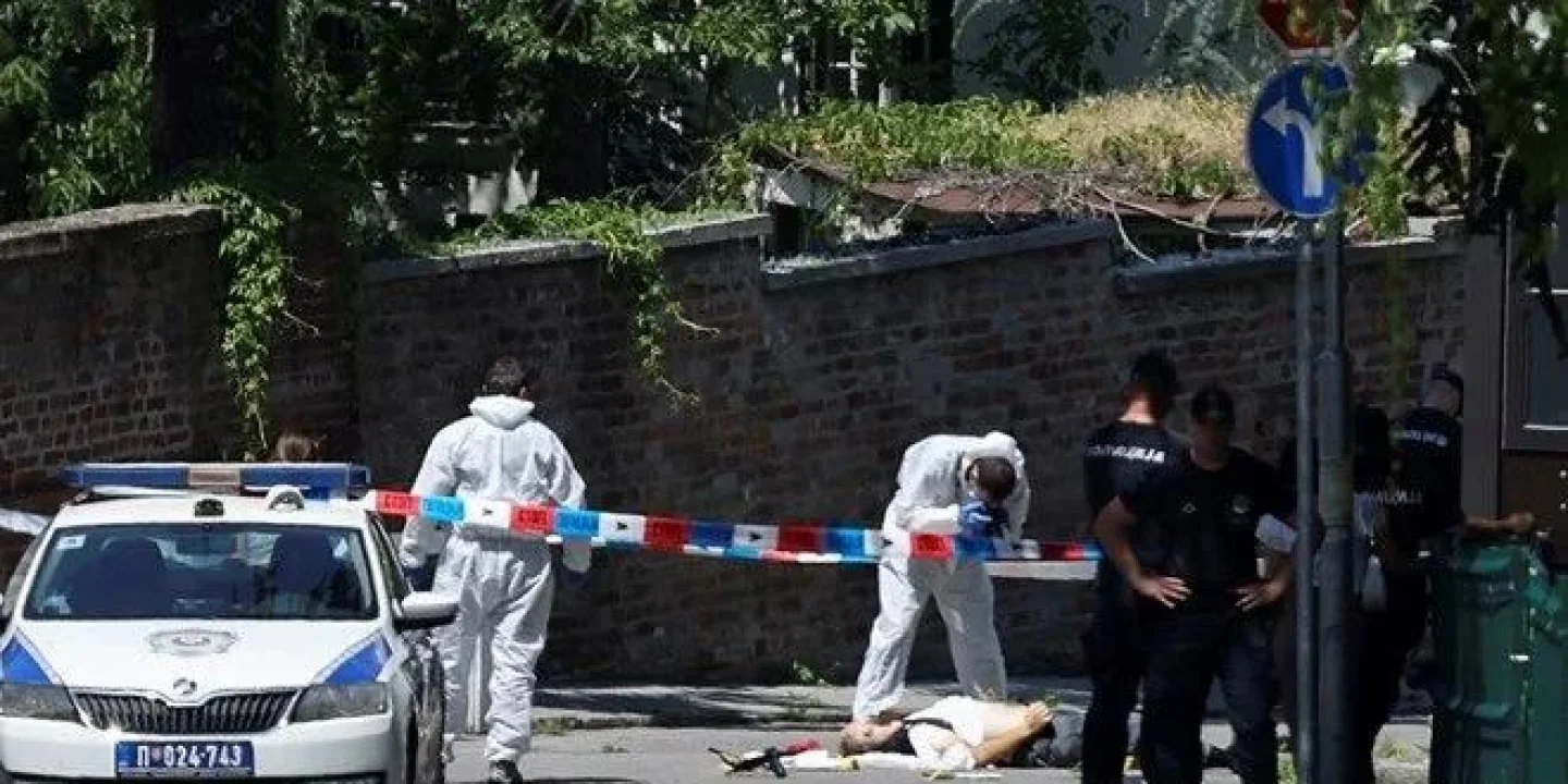 İsrail Büyükelçiliğini Koruyan Polis Belgrad'da Okla Saldırıya Uğradı