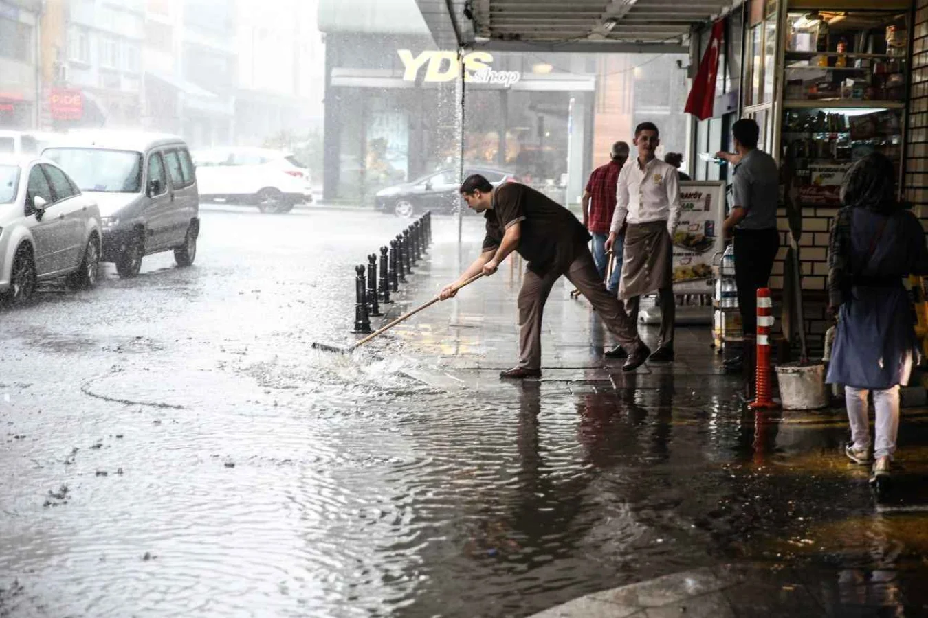 44 İl İçin Şiddetli Yağış ve Fırtına Alarmı: Ulaşımda Aksamalar Yaşanıyor