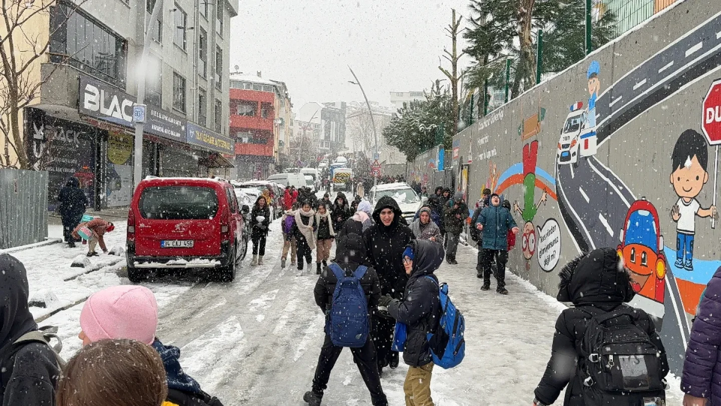 AKOM’dan Yoğun Kar Yağışı Uyarısı: İstanbul’da 9 İlçede Okullar Tatil Edildi