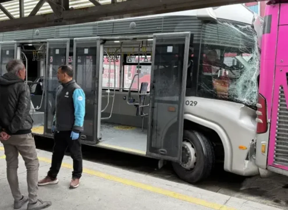 Metrobüs dehşeti kamerada: Beylikdüzü'nde feci çarpışma!