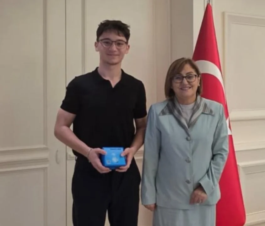 Genç Mucit Su İsrafını Önleyen Yenilikçi Projesini Başkan Şahin'e Tanıttı