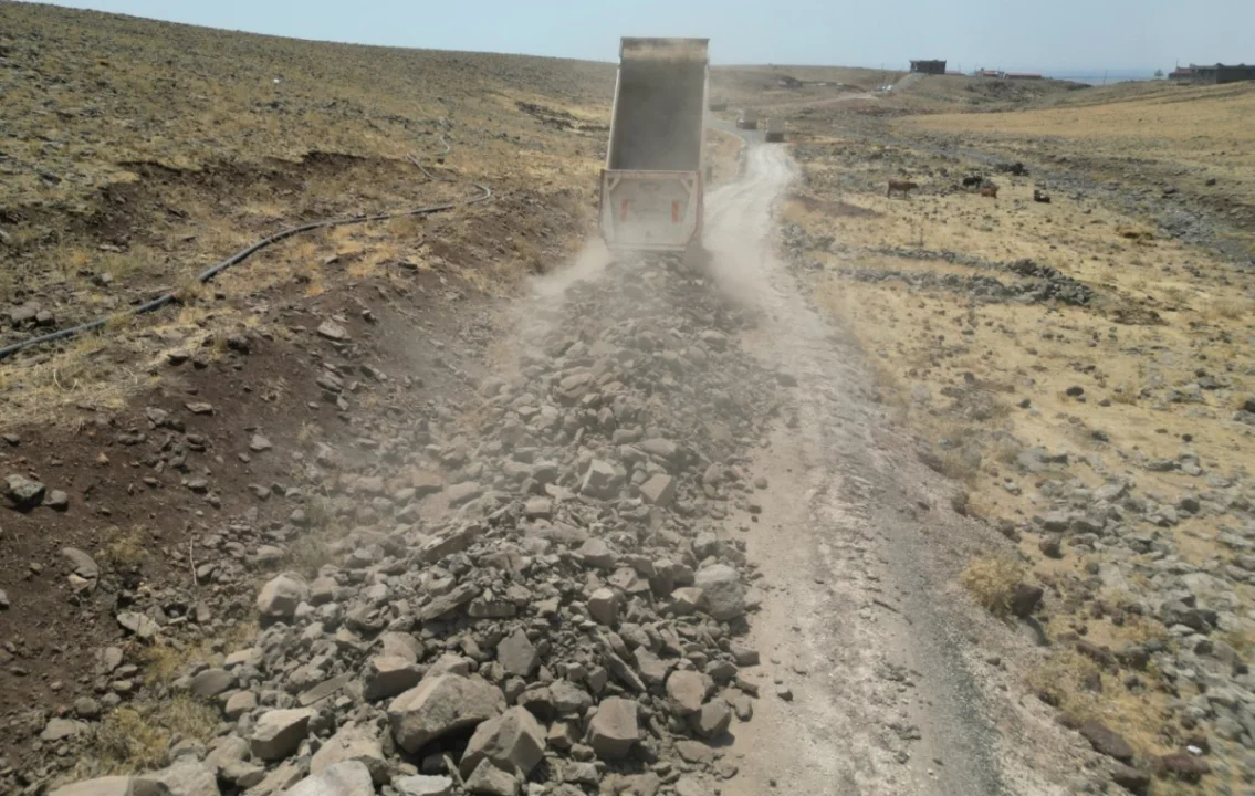 Siverek'te 6 km'lik Yol Betonla Yenileniyor.