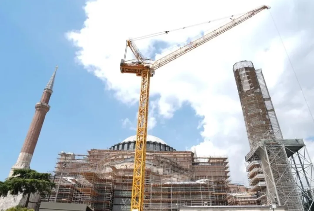 Ayasofya'da restorasyon ve güvenlik önlemleri hızla devam ediyor.