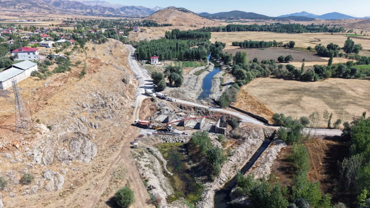 Göksun'daki Yeni Köprü Hızla İnşa Ediliyor