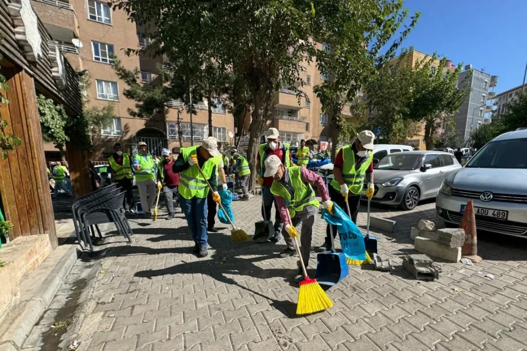 Mardin Artuklu'da Temizlik Etkinliği: Eşbaşkan Amak Sokakları Süpürdü