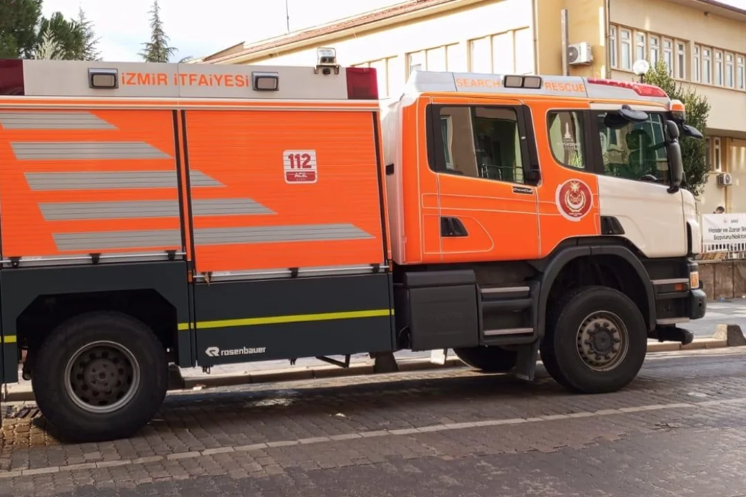 İzmir İtfaiyesi, Sındırgı'daki Deprem Bölgesine Yardım Gönderdi