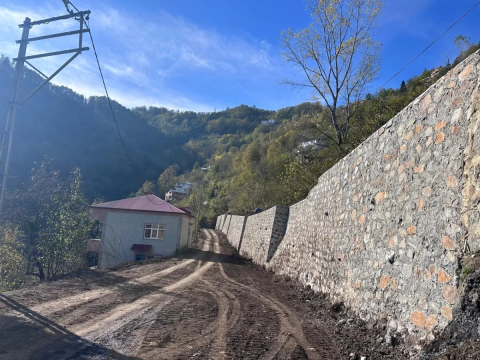 Büyükşehir, Yolları Daha Güvenli Hale Getirmek İçin Taş Duvar Çalışmalarını Sürdürüyor.