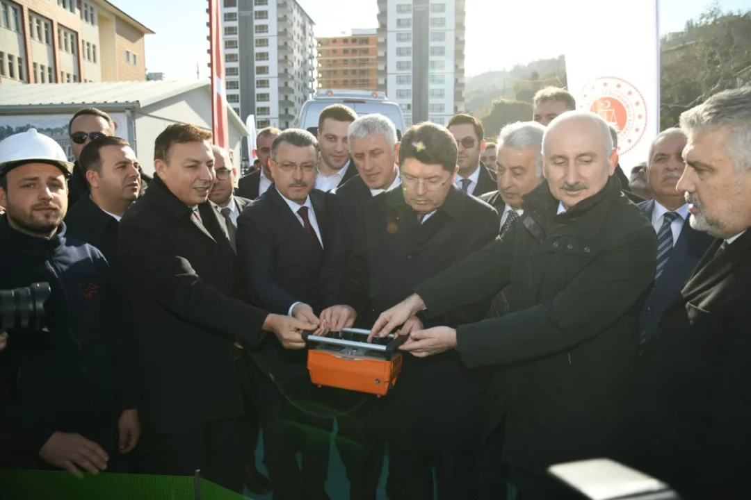 Yeni Adalet Sarayı Hizmete Hazır olarak yeniden yazabilirim.