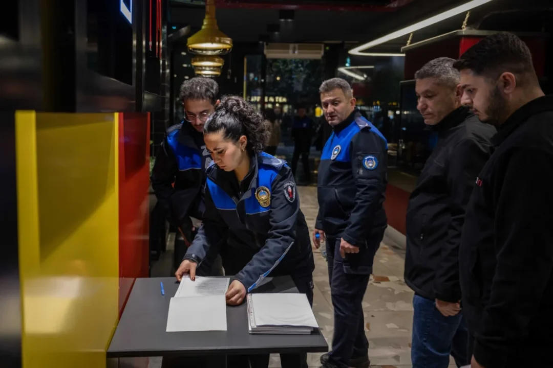 Bornova'da yılbaşı öncesi geniş çaplı denetim yapıldı.