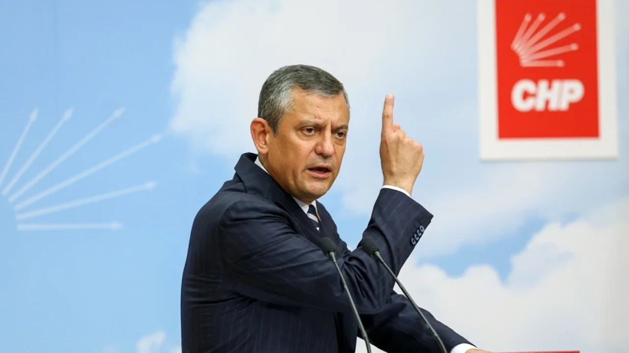 Özgür Özel’den Erdoğan’ı hedef alan Yunan gazeteciye sert yanıt: “Haddini bil!”