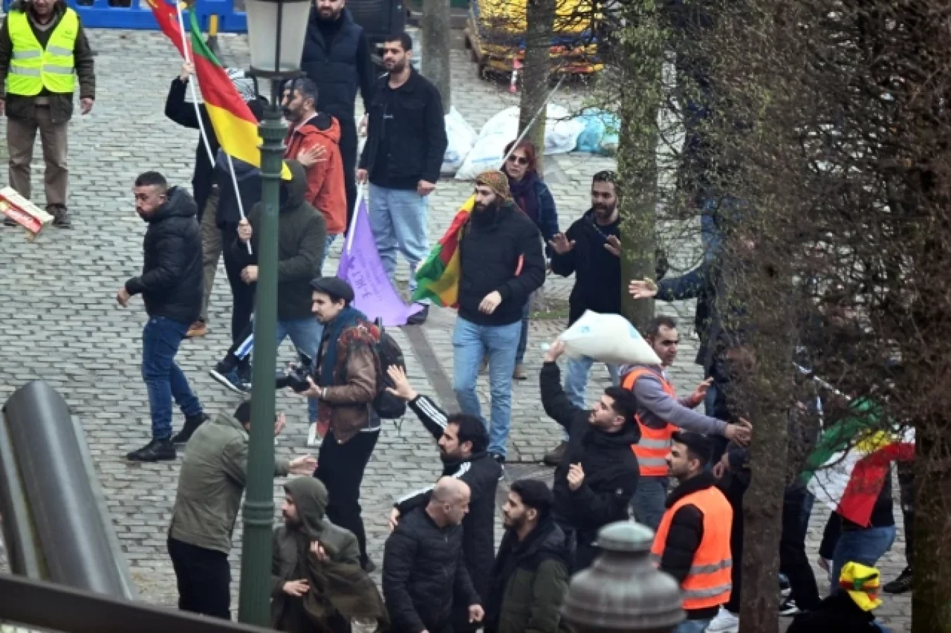PKK Destekçileri Avrupa Parlamentosu Önünde Polise Saldırdı