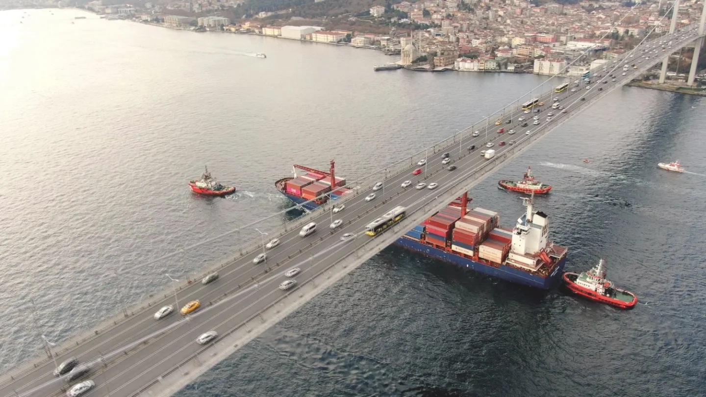 İstanbul Boğazı'ndaki gemi trafiği geçici olarak durduruldu