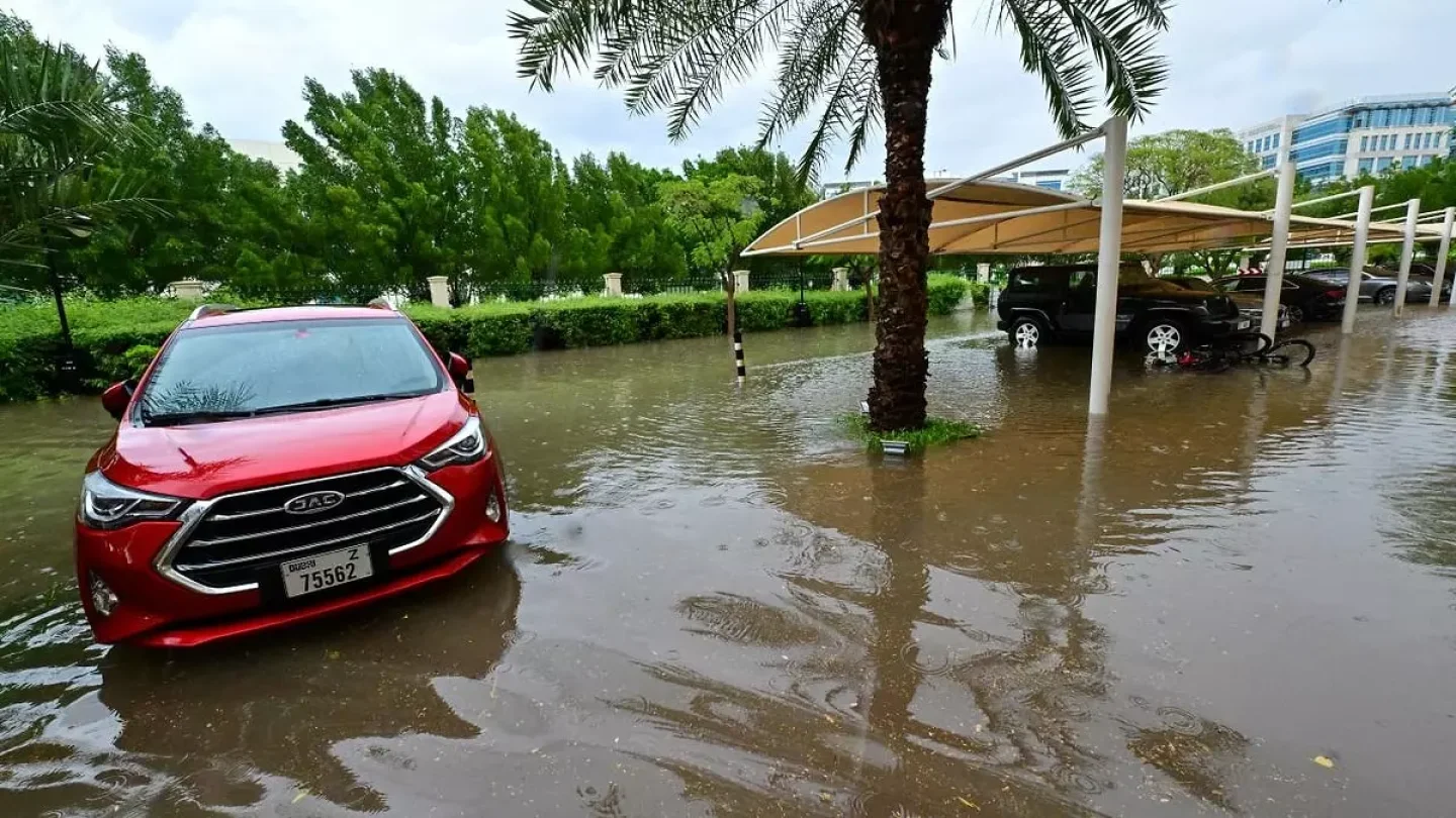 Birleşik Arap Emirlikleri'nde Tarihi Yağış: Uçuşlar Ertelendi, Sel Felaketi Yaşandı