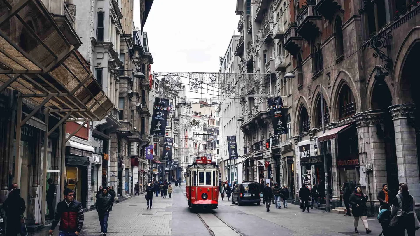 İstanbul'un tarihi İstiklal Caddesi'nde yeni bir dönem başlıyor: Havai elektrik hatları tarih oluyor!