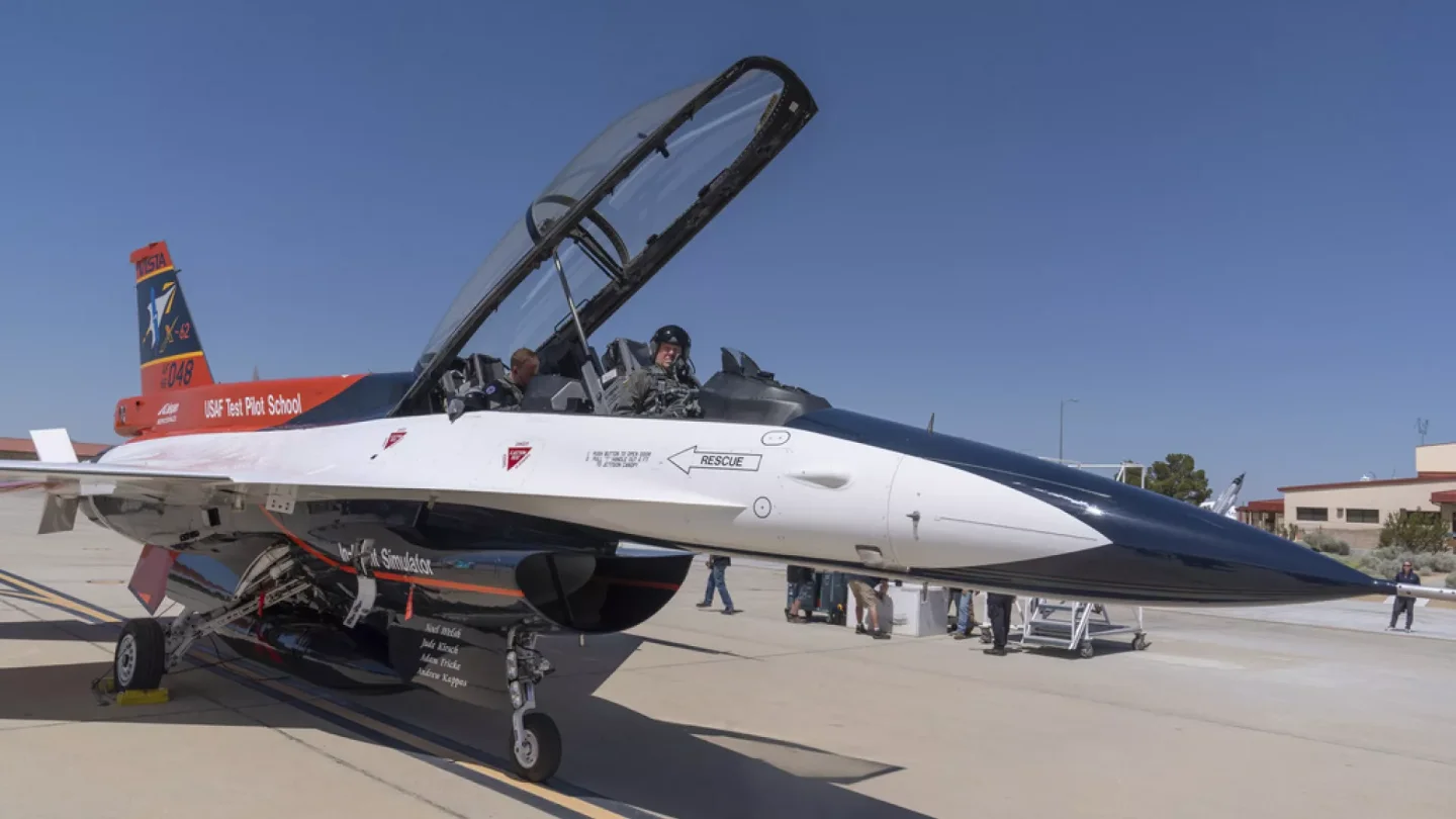 ABD'de Yapay Zekâ Kontrollü F-16 ile Pilotun İt Dalaşı: Havacılıkta Yeni Bir Dönem mi?